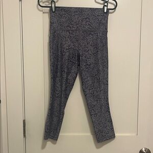 Athleta Salutation Stash Pocket II Print Capri light purple and gray size small